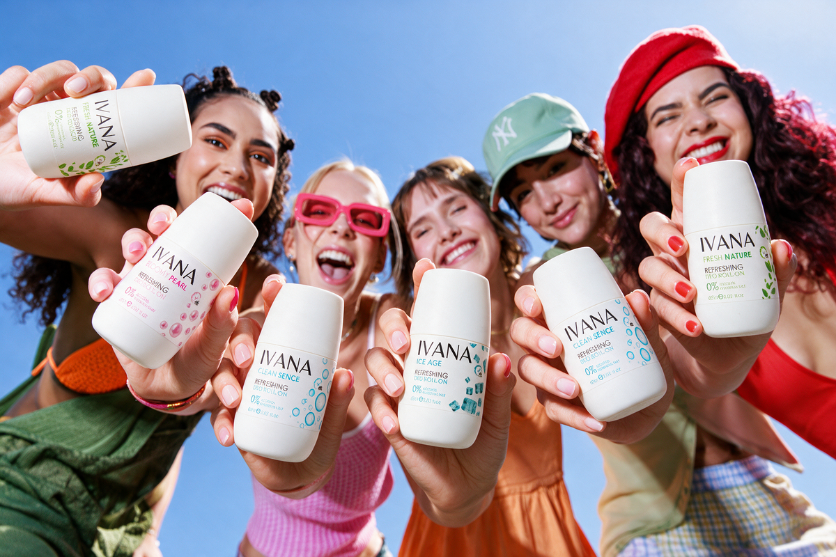 Femme appliquant le déodorant IVANA Fresh Nature